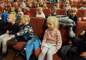 przedszkolaki czekają na przedstawienie teatralne